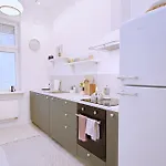 Modern Pastel Apartment Victus Close To The Railway Station By Noclegi Renters شقة