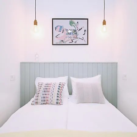 Modern Pastel Victus Close To The Railway Station By Renters 소포트